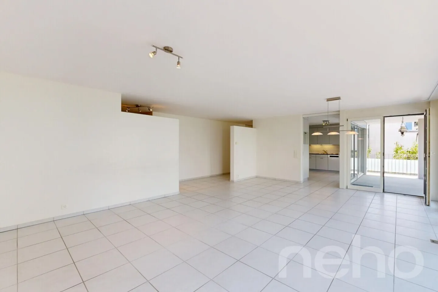 Spacious condominium with 27 m² balcony in a quiet residential area - Photo 4 of 12