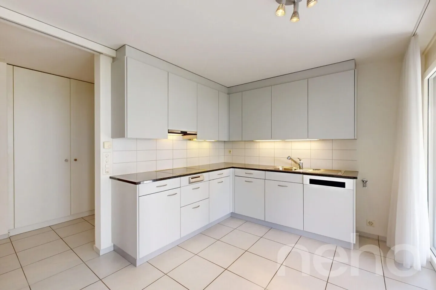 Spacious condominium with 27 m² balcony in a quiet residential area - Photo 7 of 12