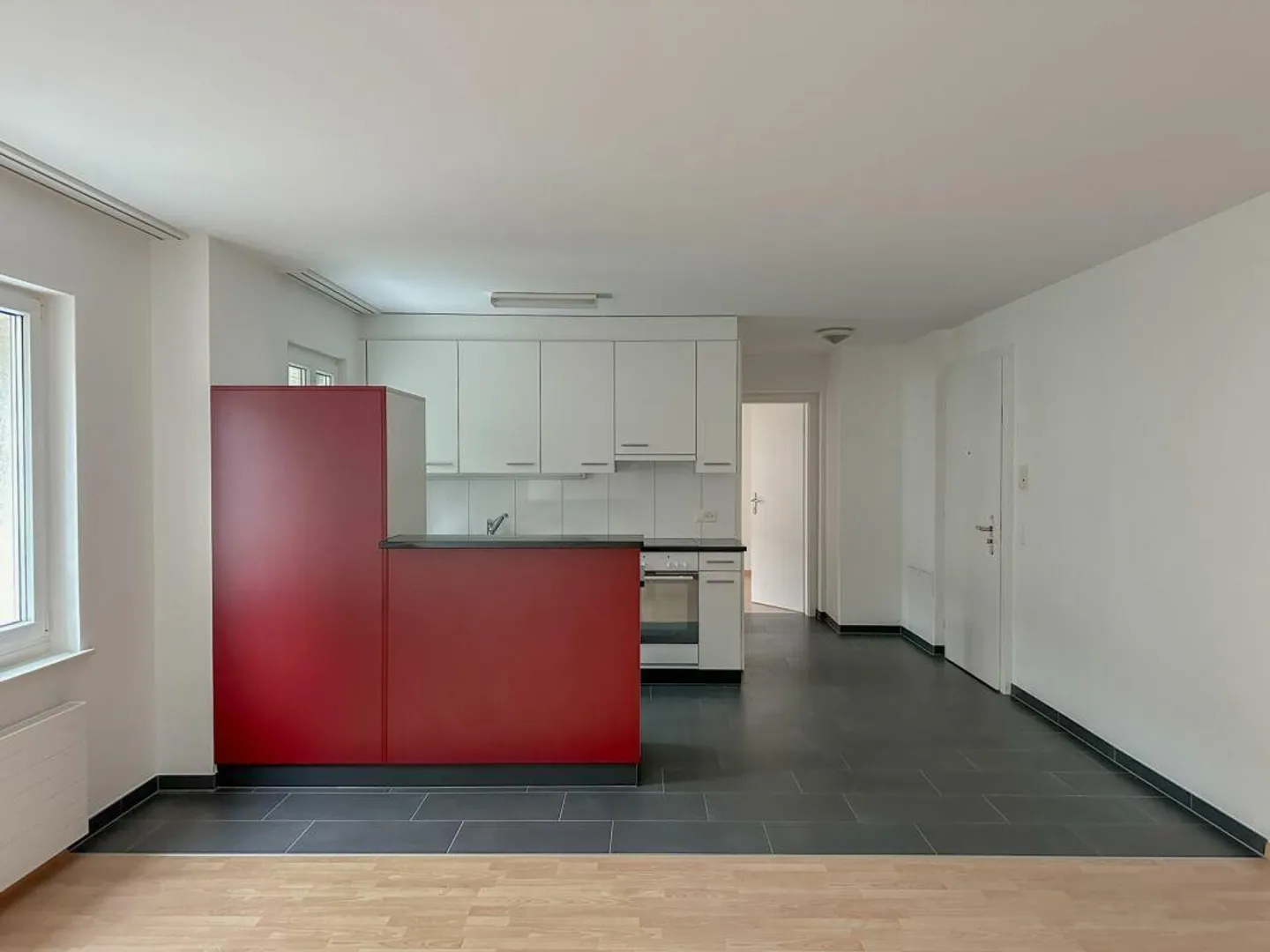 Stylish 2.5-room apartment in the city center - Photo 2 of 8