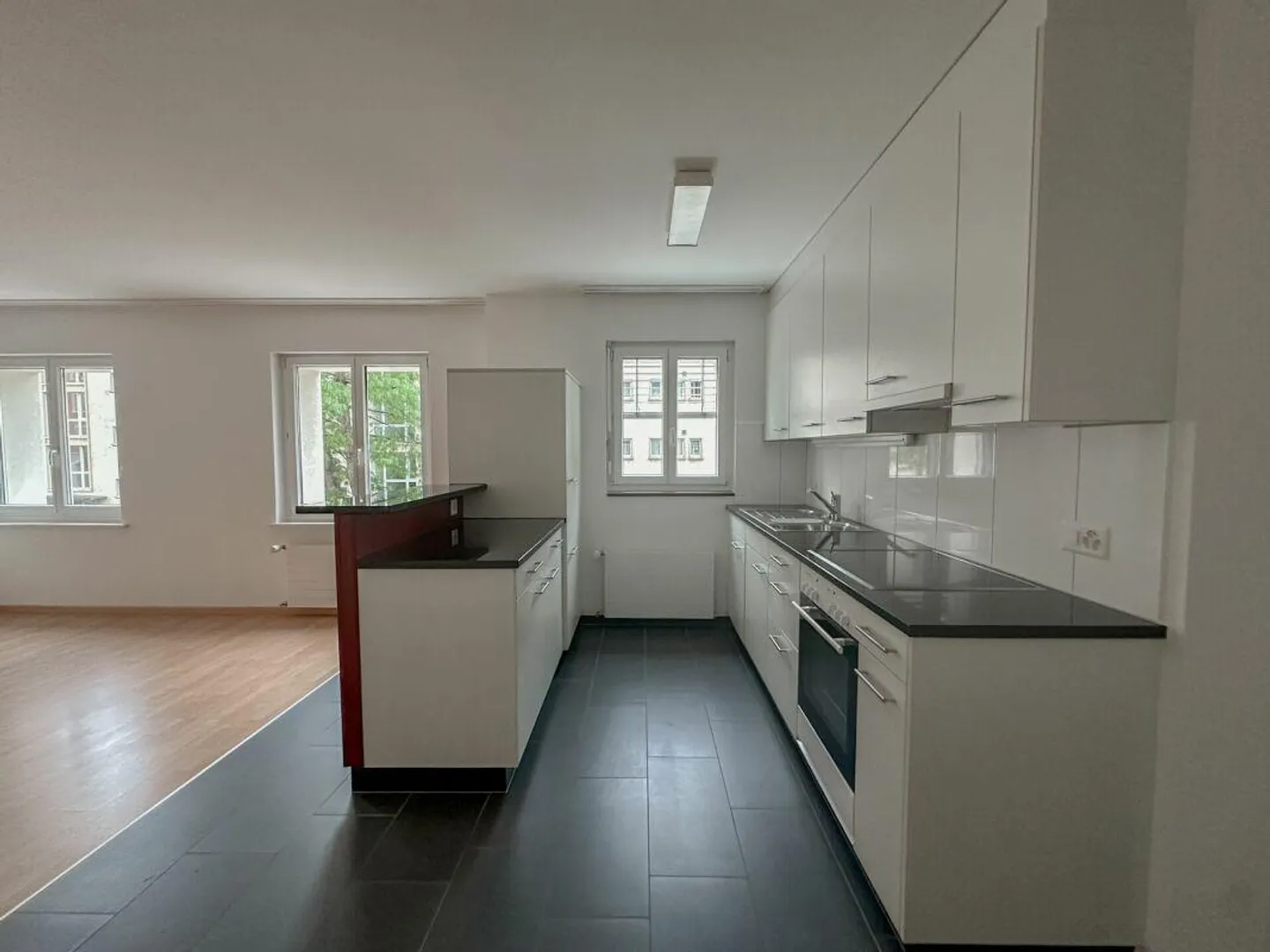 Stylish 2.5-room apartment in the city center - Photo 3 of 8