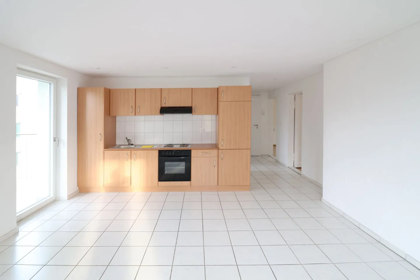 Renovated centrally located 4.5 room old apartment - Photo 3 of 17