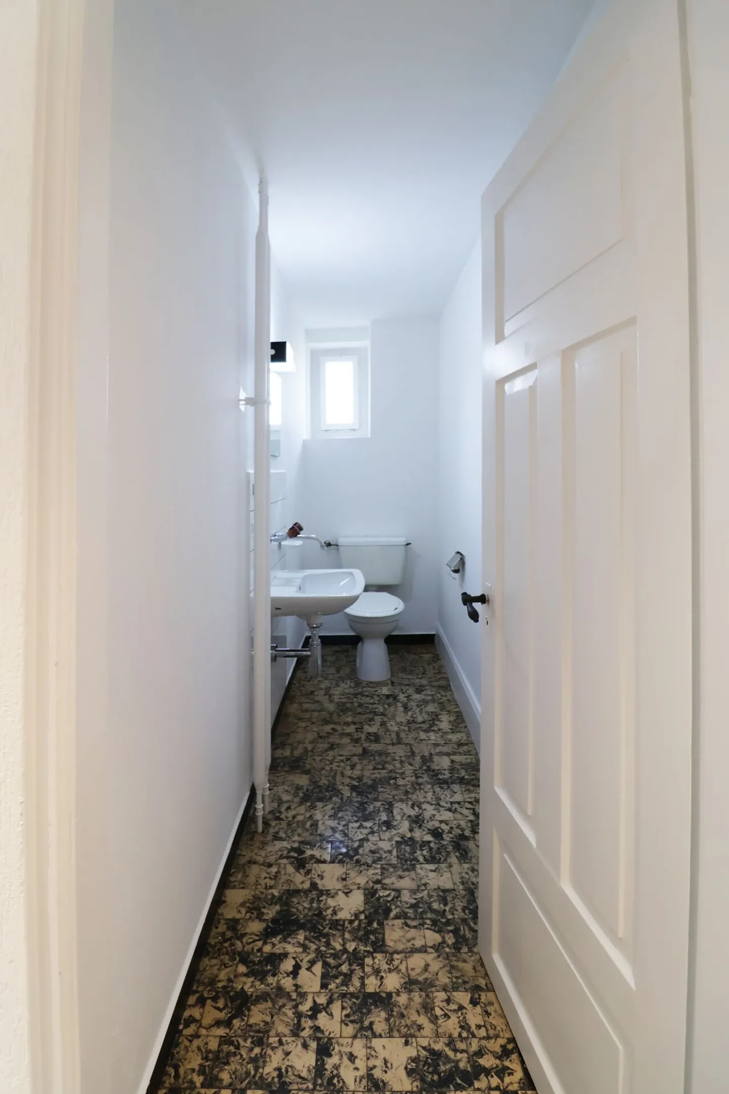 Renovated centrally located 4.5 room old apartment - Photo 5 of 17