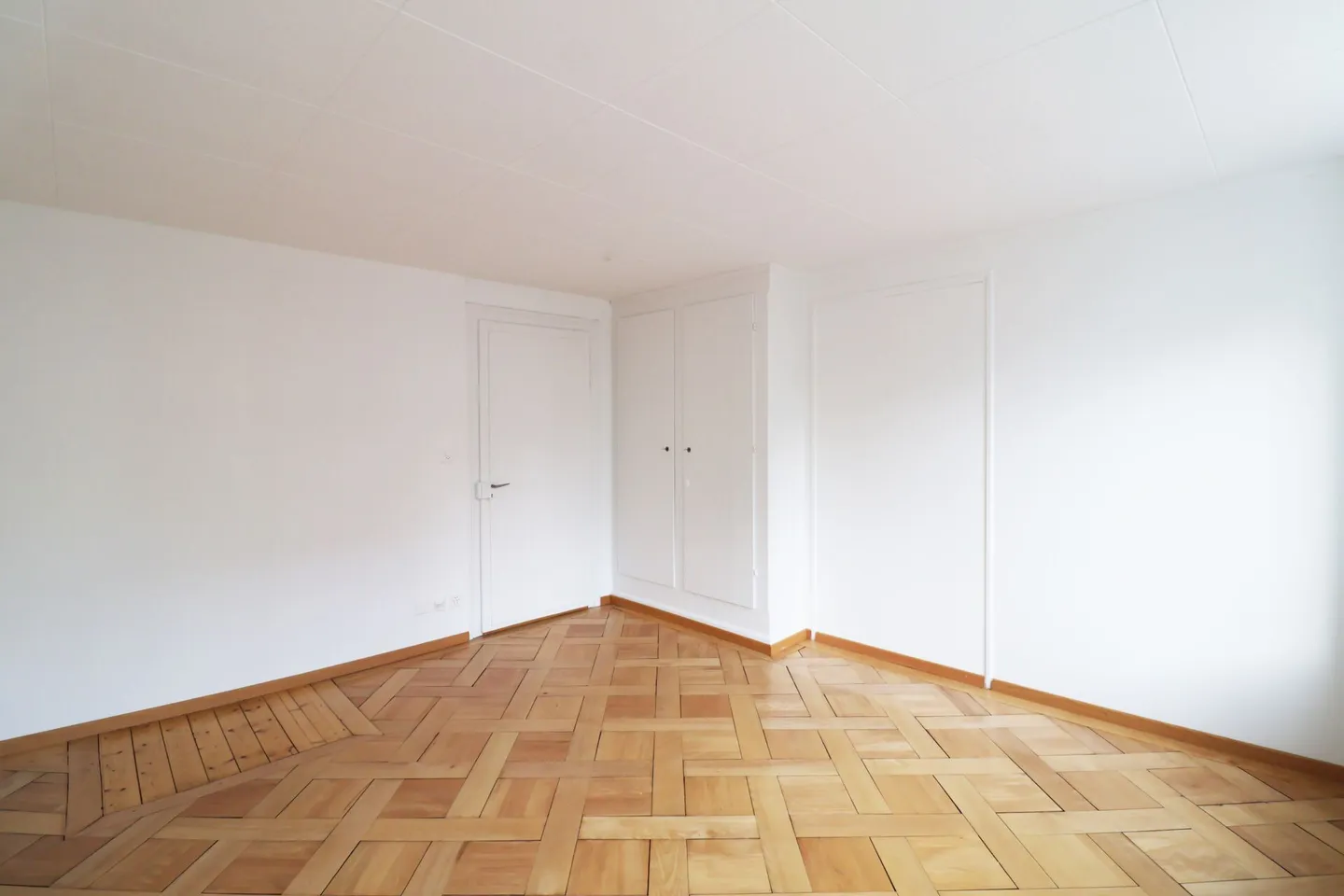 Renovated centrally located 4.5 room old apartment - Photo 9 of 17