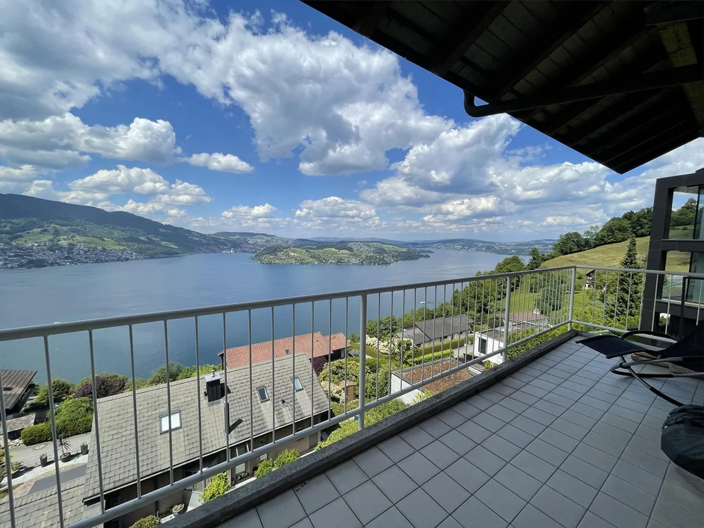 Maison avec deux appartements, bureau séparé et vue unique - Photo 1 sur 21