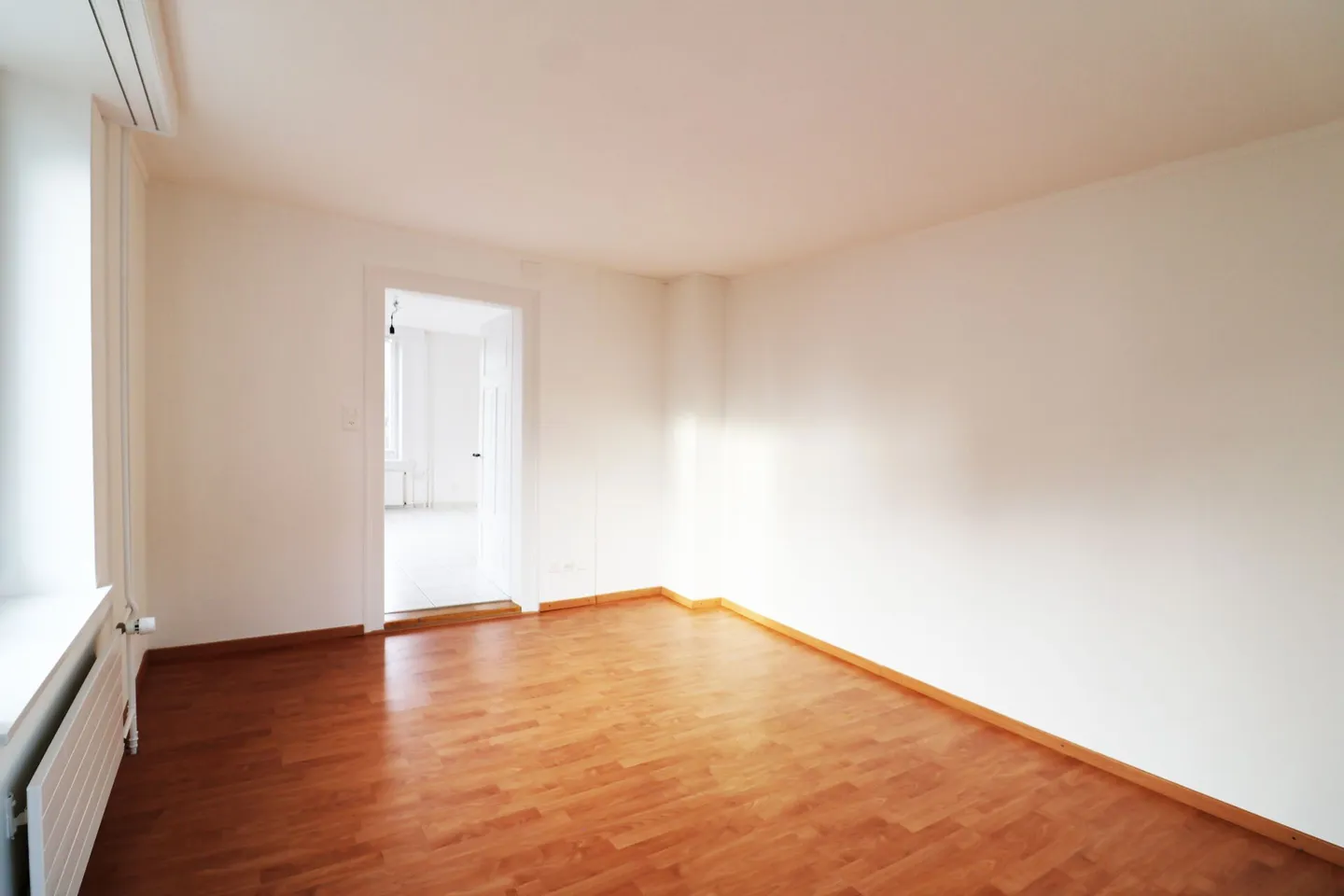 Renovated centrally located 4.5 room old apartment - Photo 10 of 17