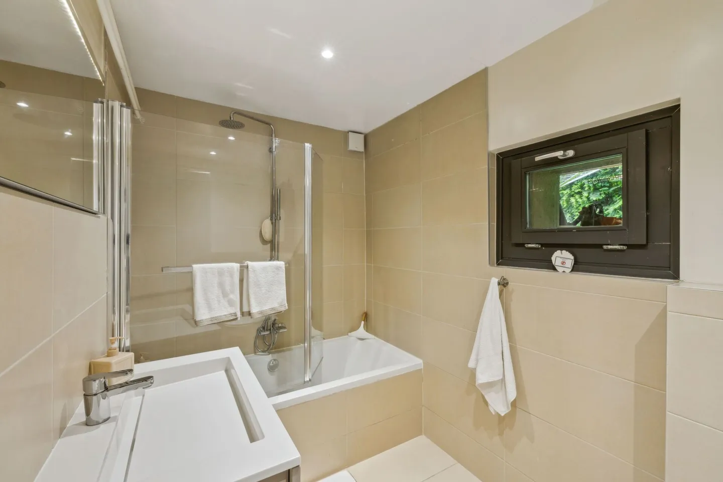 Lusso e natura a due passi dal centro - Villa privata contemporanea a Grand-Lanc - Foto 23 di 25