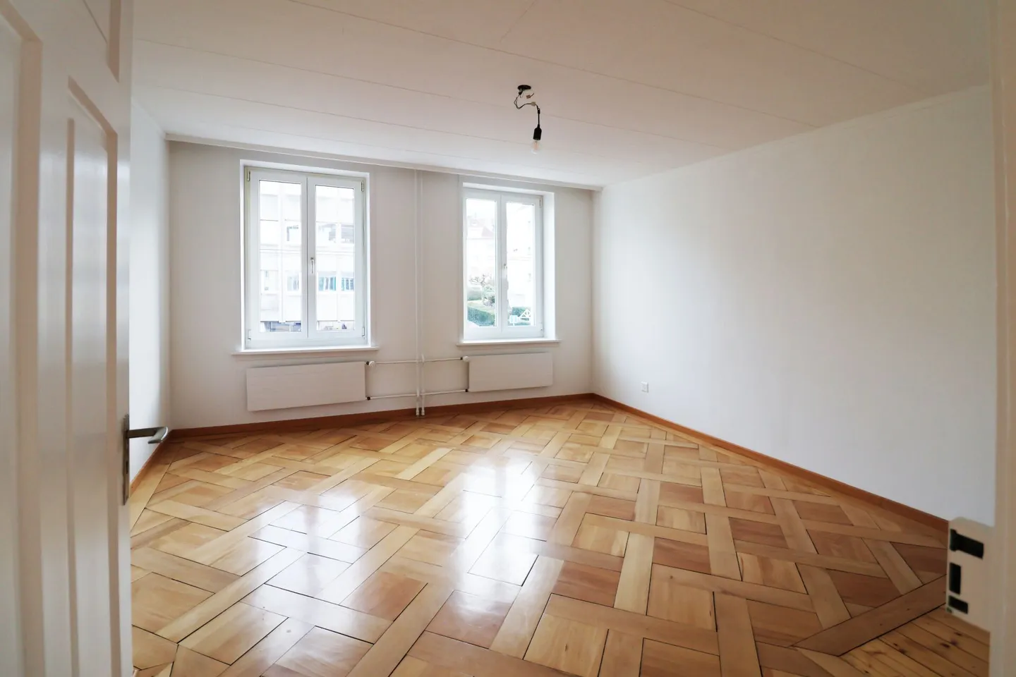 Renovated centrally located 4.5 room old apartment - Photo 8 of 17