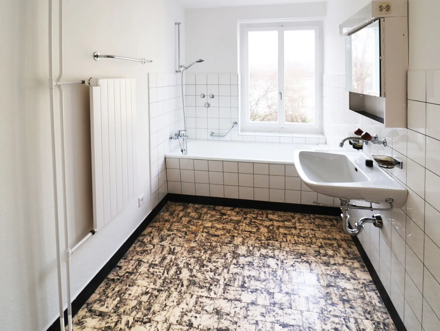 Renovated centrally located 4.5 room old apartment - Photo 11 of 17