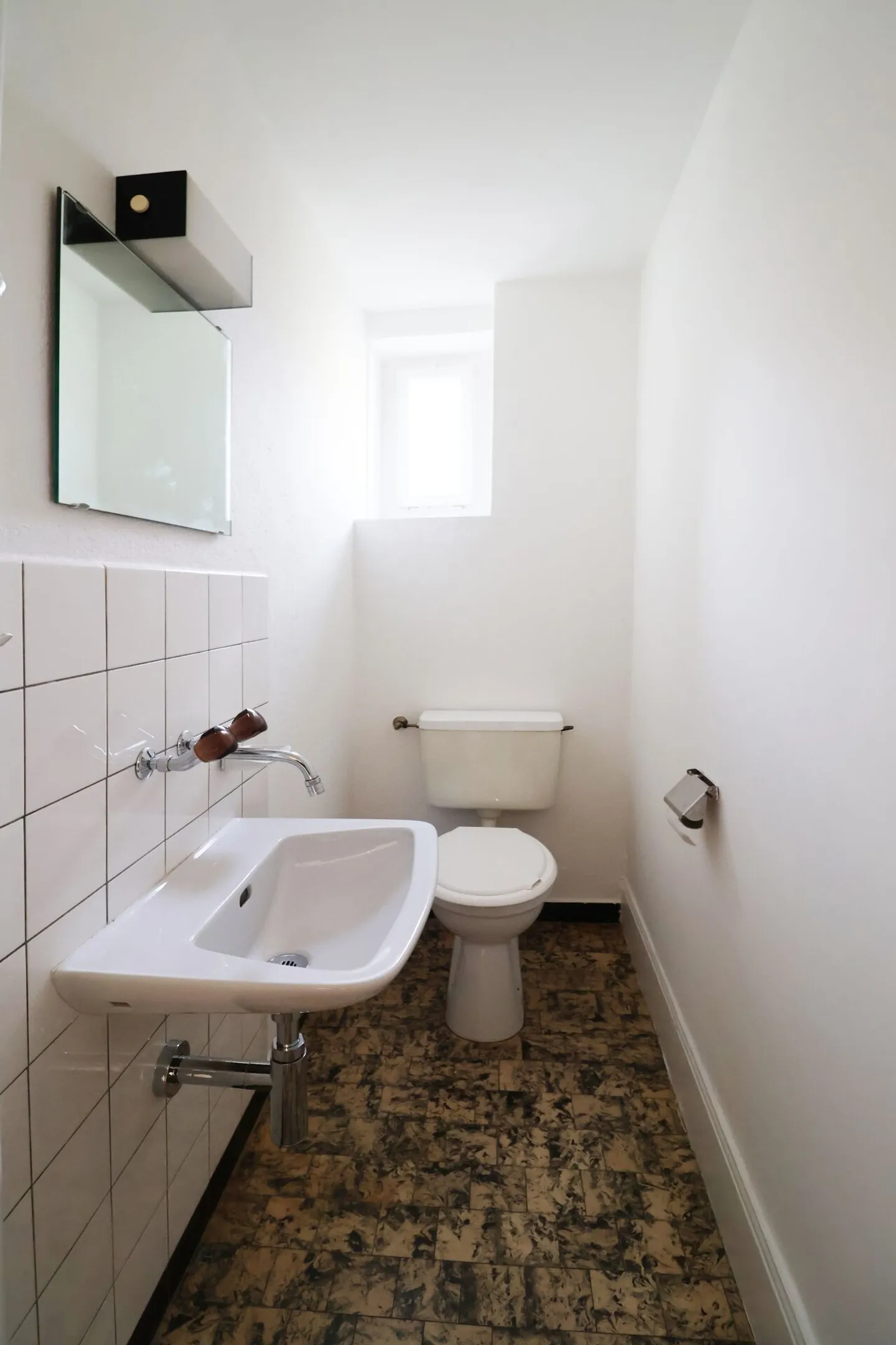 Renovated centrally located 4.5 room old apartment - Photo 12 of 17