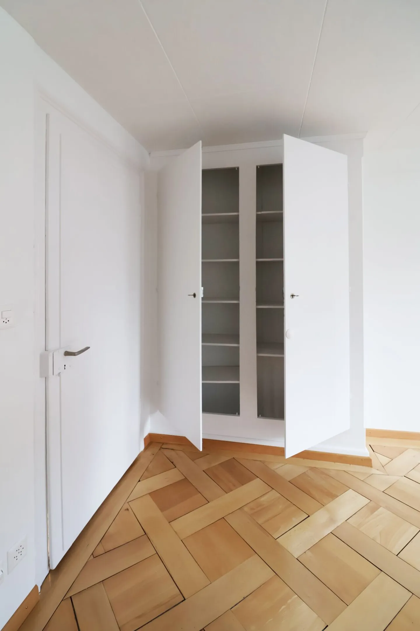 Renovated centrally located 4.5 room old apartment - Photo 13 of 17