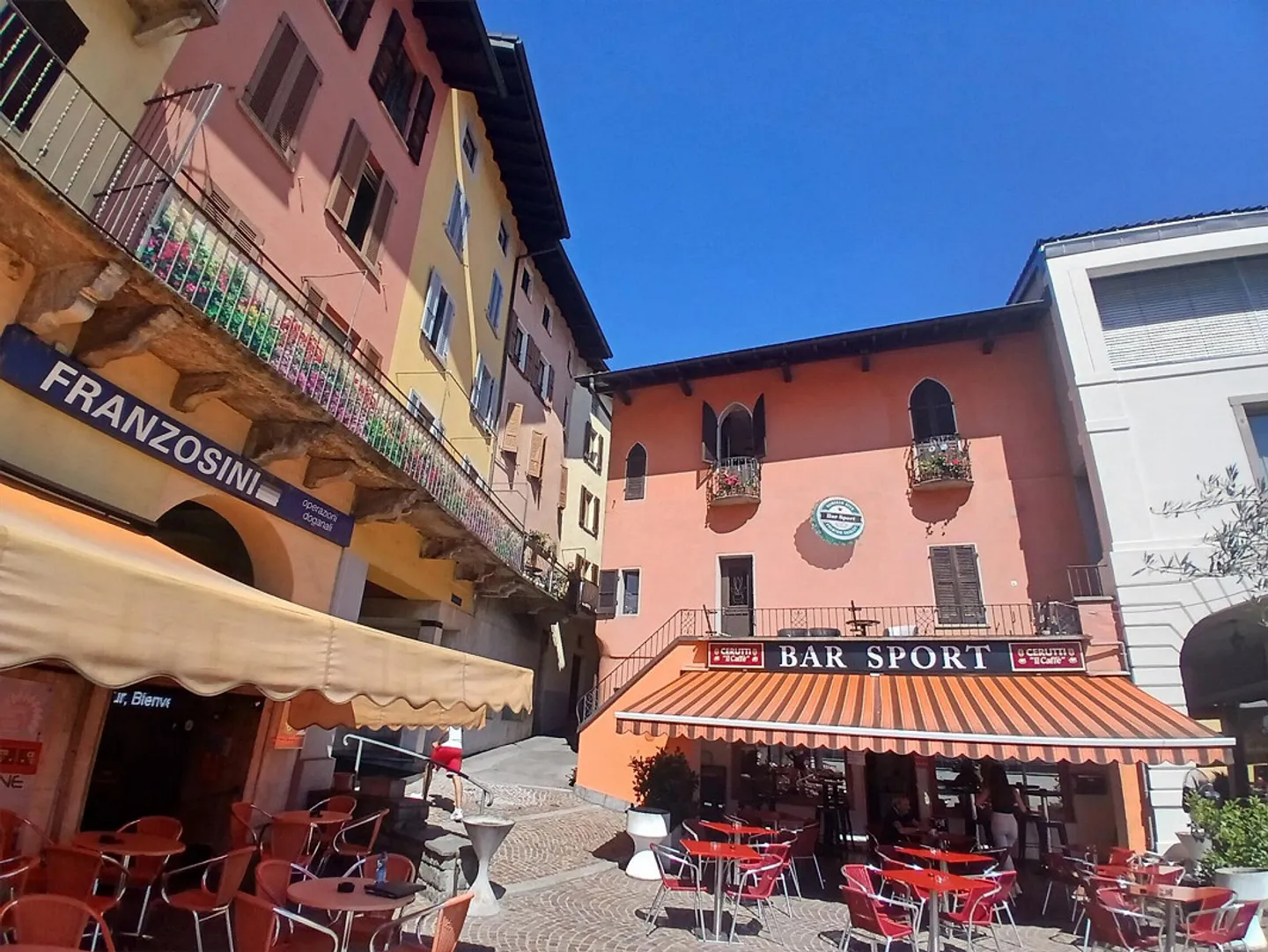 LARGE HOUSE WITH 5.5 ROOMS, BAR AND STORAGE IN PONTE TRESA - Photo 2 of 9