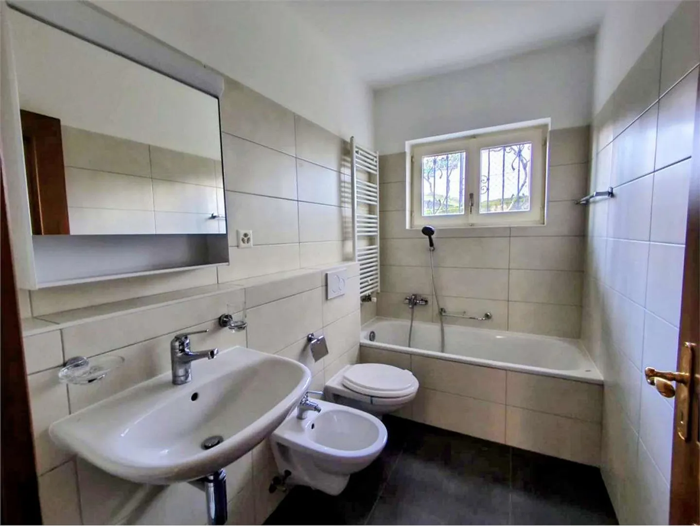 Breganzona - Luxurious 4.5 Room Apartment with Outdoor Area, Fireplace and Mountain View - Photo 7 of 13