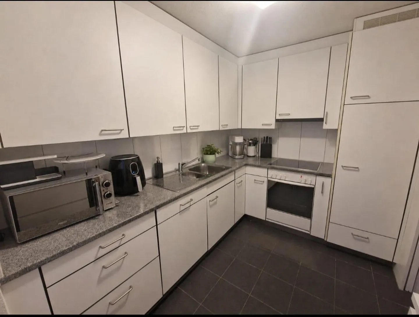 Bright 3 bedroom apartment with balcony - Photo 5 of 17