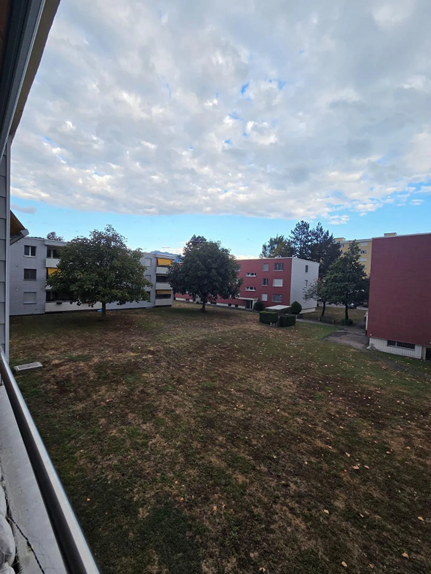 Bright 3 bedroom apartment with balcony - Photo 6 of 17
