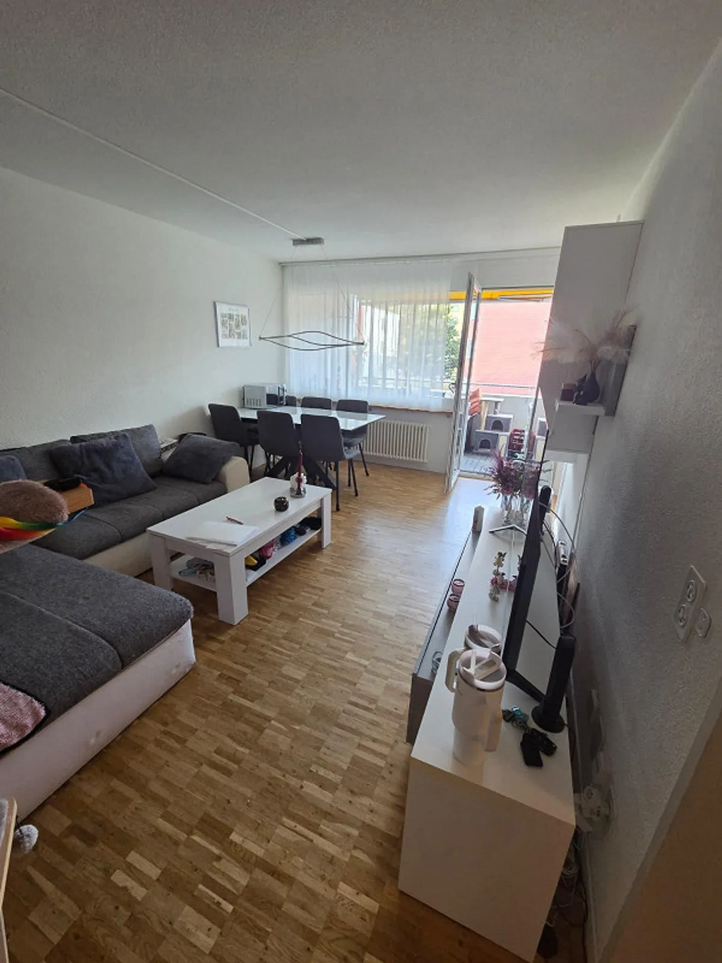 Bright 3 bedroom apartment with balcony - Photo 2 of 17