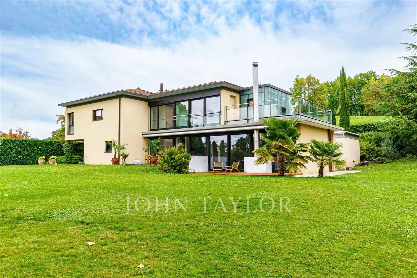 8.5-room house - Photo 1 of 13