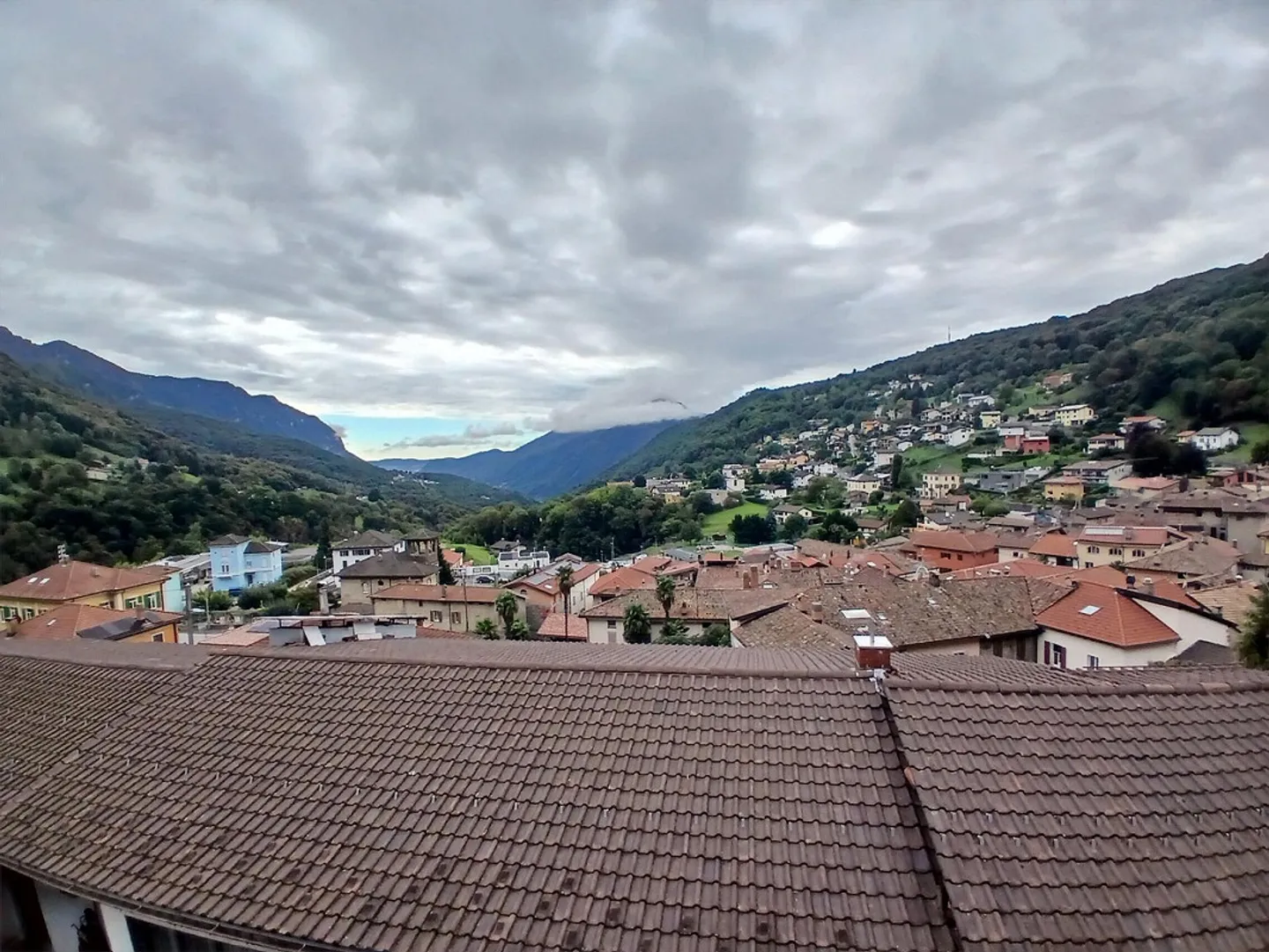 GRANDE 2.5 LOCALI DI 80 MQ AD AROGNO ALTA - Foto 2 di 9