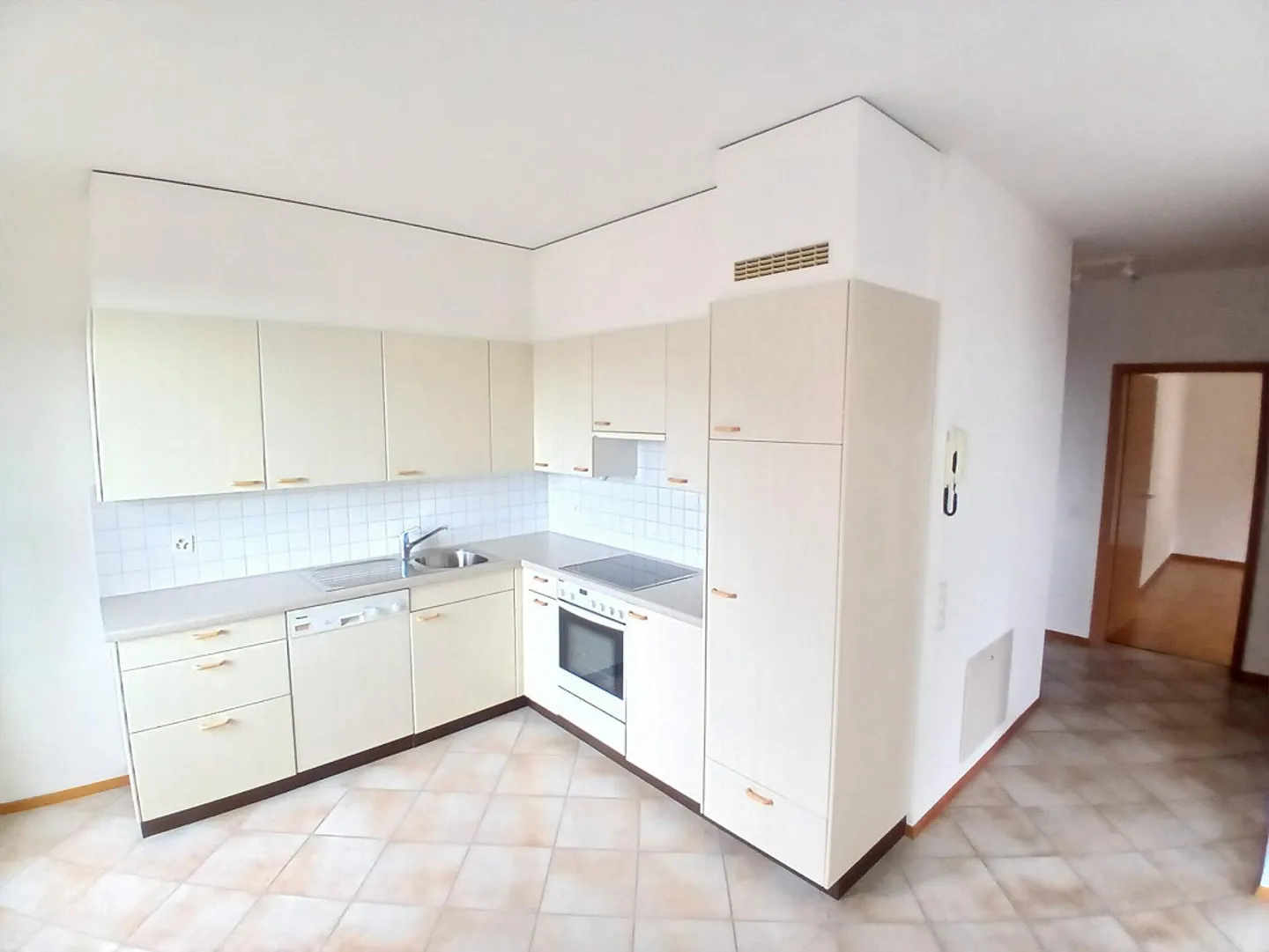 GRANDE 2.5 LOCALI DI 80 MQ AD AROGNO ALTA - Foto 3 di 9