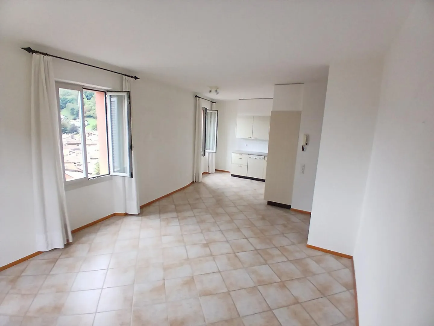 GRANDE 2.5 LOCALI DI 80 MQ AD AROGNO ALTA - Foto 1 di 9