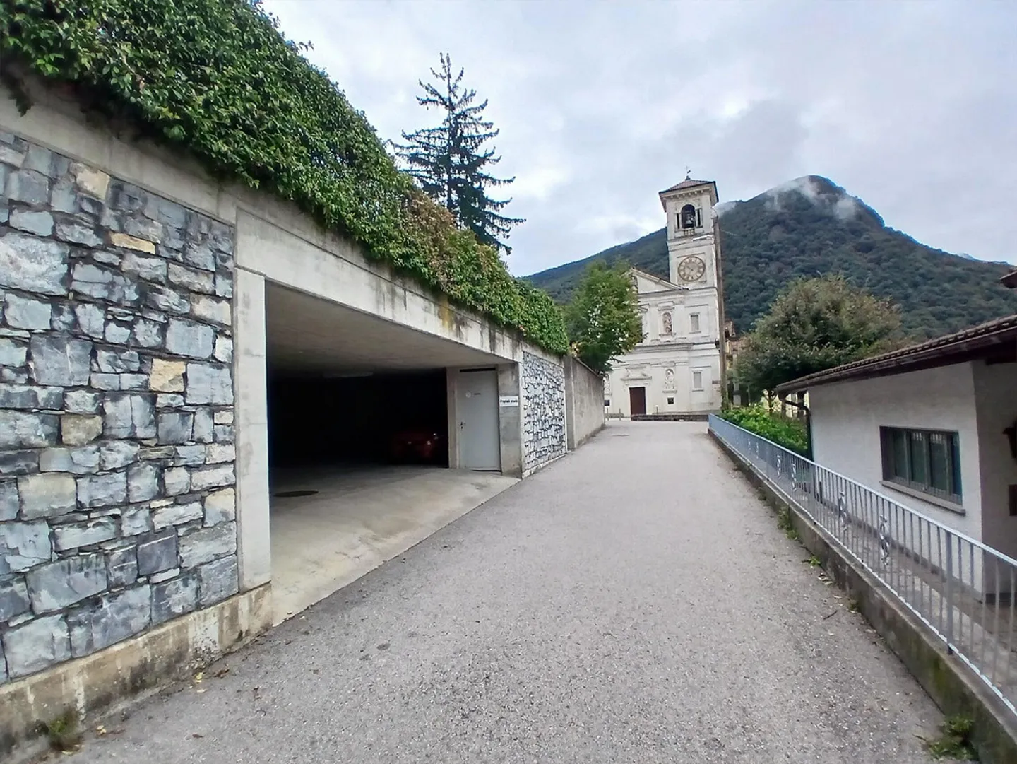 GRANDE 2.5 LOCALI DI 80 MQ AD AROGNO ALTA - Foto 8 di 9