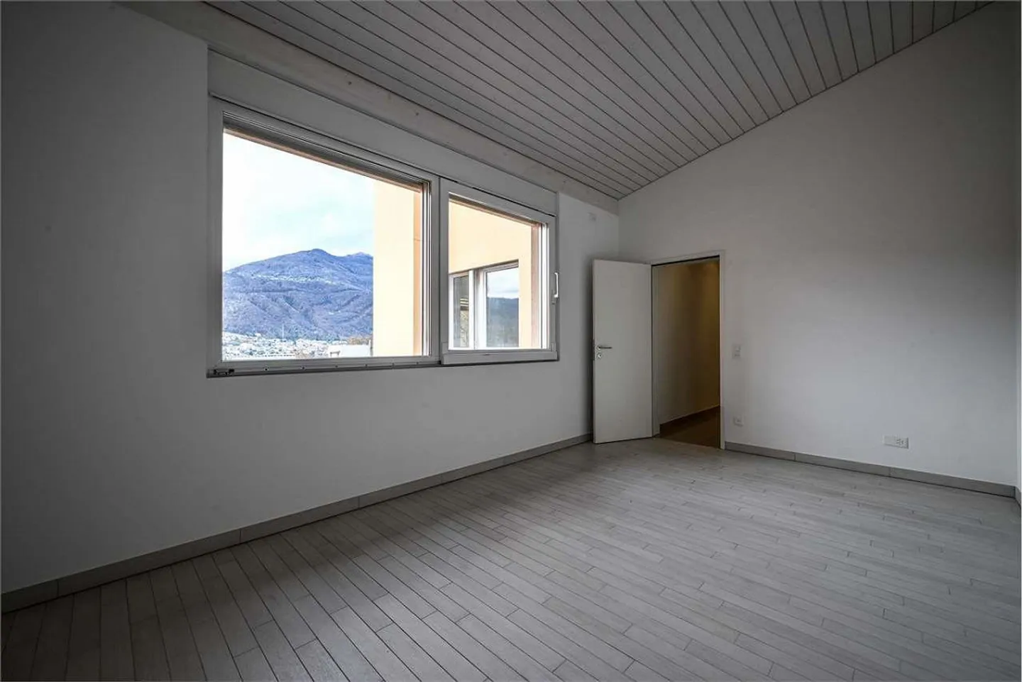 Vezia - Large villa for sale with 5 rooms, garden and large spaces - Photo 7 of 13