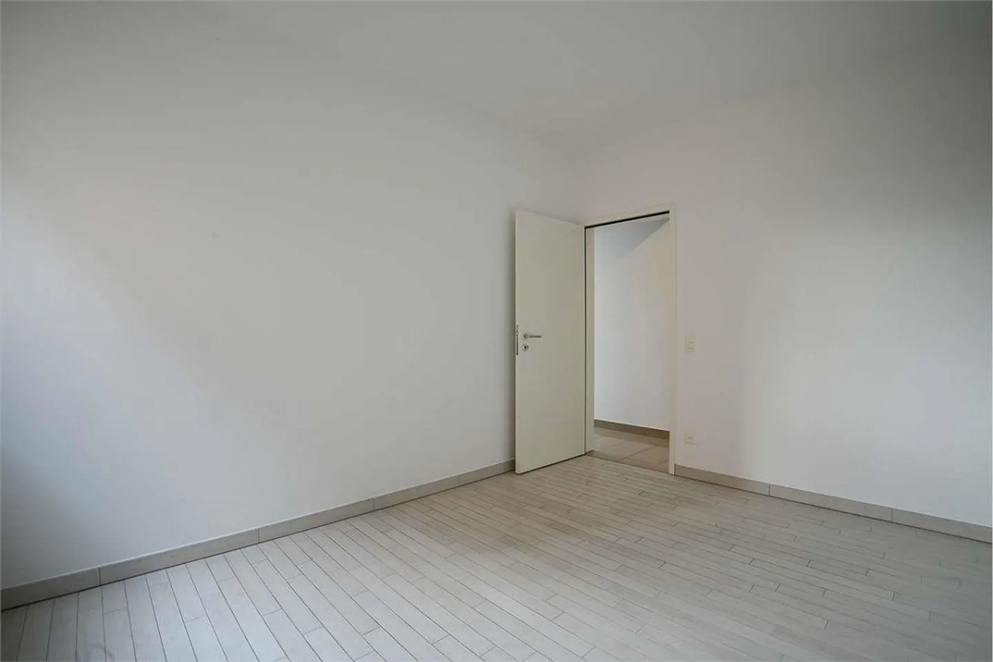 Vezia - Large villa for sale with 5 rooms, garden and large spaces - Photo 8 of 13