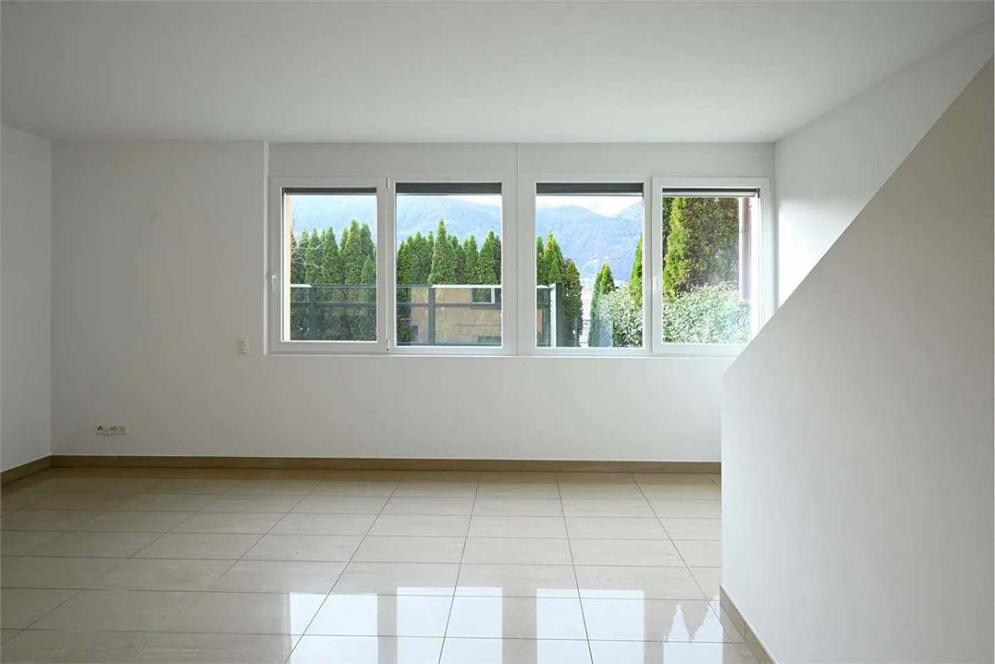 Vezia - Large villa for sale with 5 rooms, garden and large spaces - Photo 2 of 13