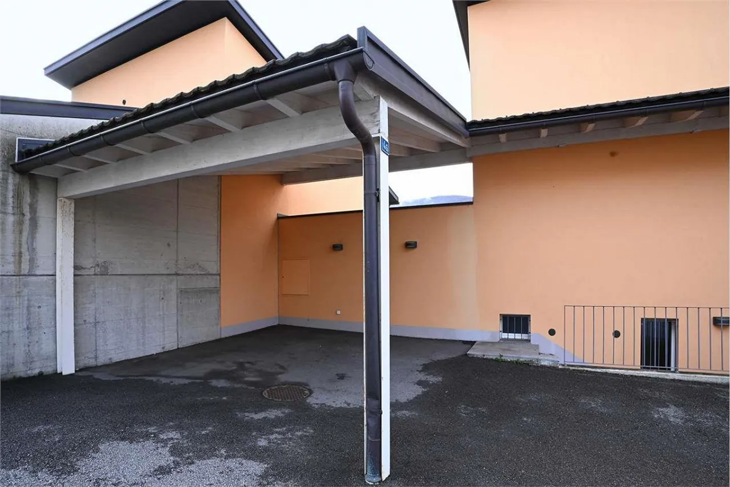 Vezia - Large villa for sale with 5 rooms, garden and large spaces - Photo 3 of 13