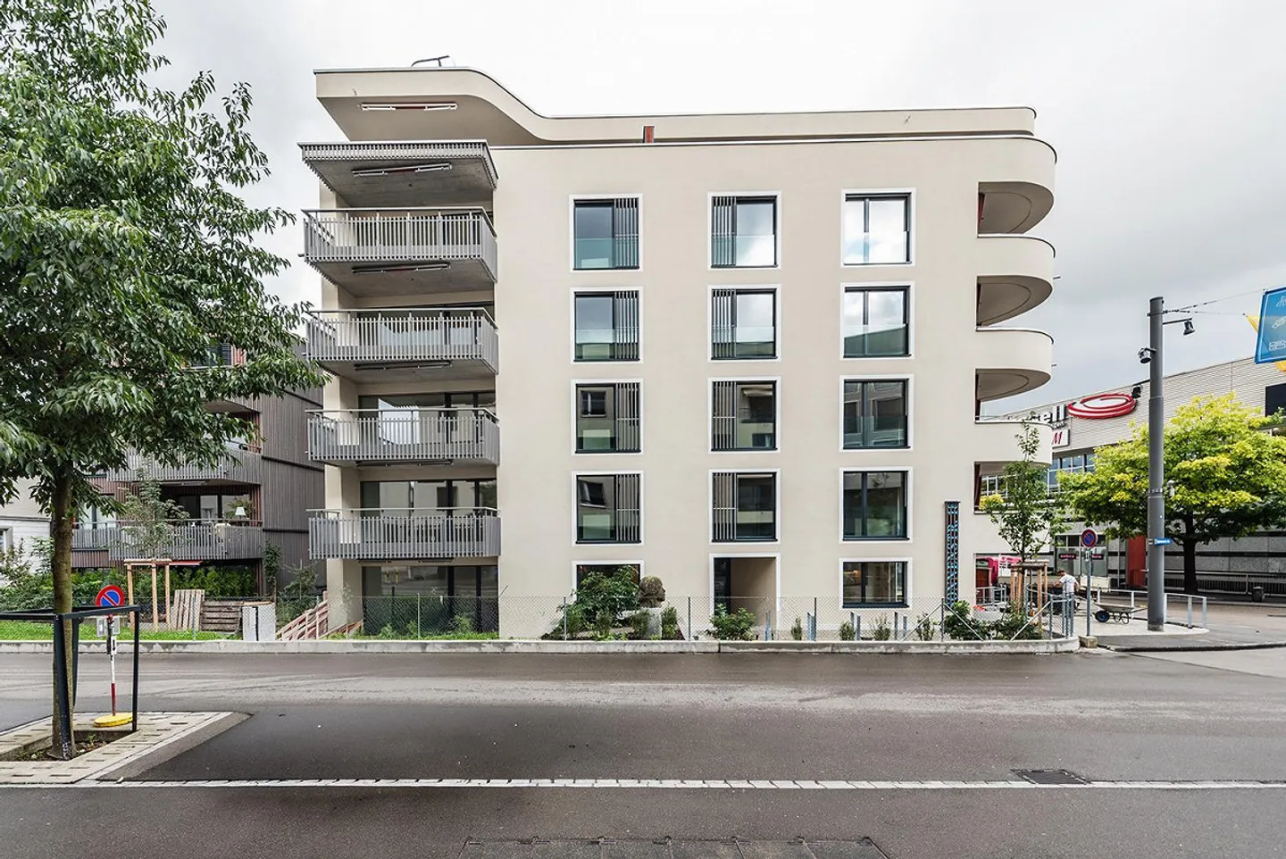 Stylish new 2.5-room apartment in the heart of the city of Kreuzlingen - Photo 1 of 9