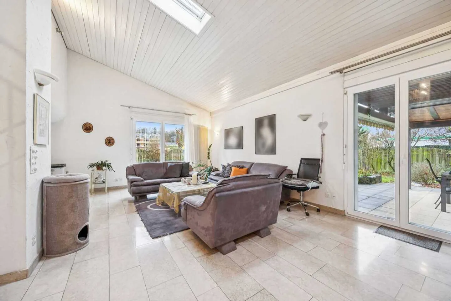 Charming Family Home with Garden - Photo 8 of 13