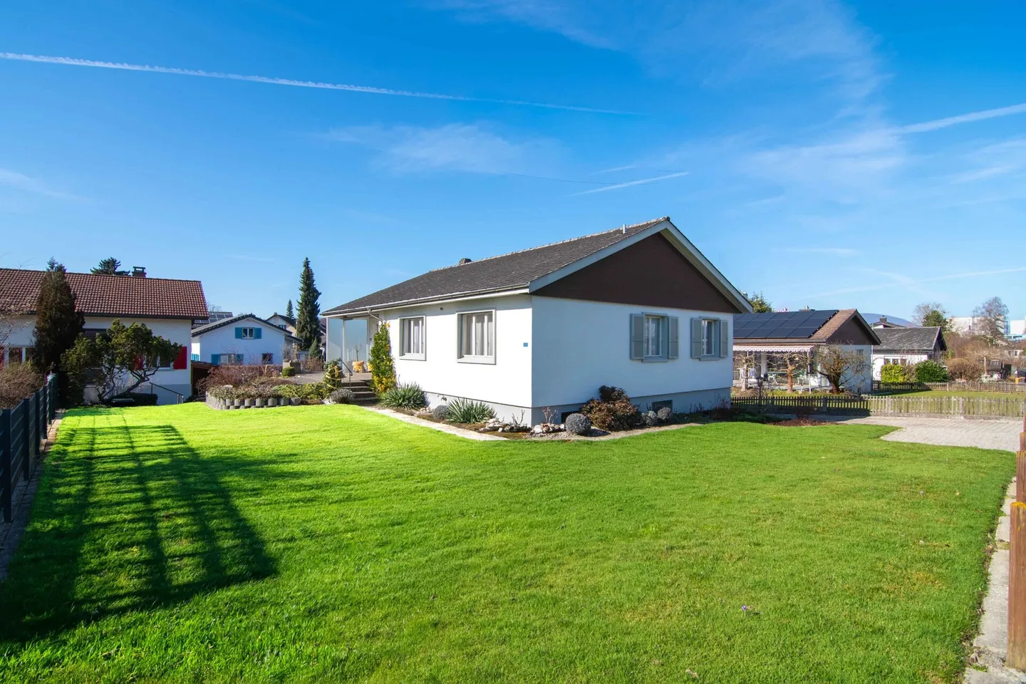 Detached 5.5-room single-family house with large garden, three garages, and plenty of space! - Photo 1 of 29