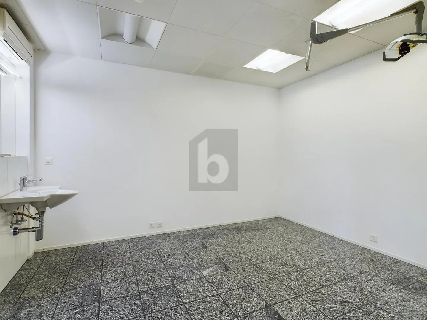 SPACIOUS IN AN IDEAL LOCATION - Photo 3 of 5