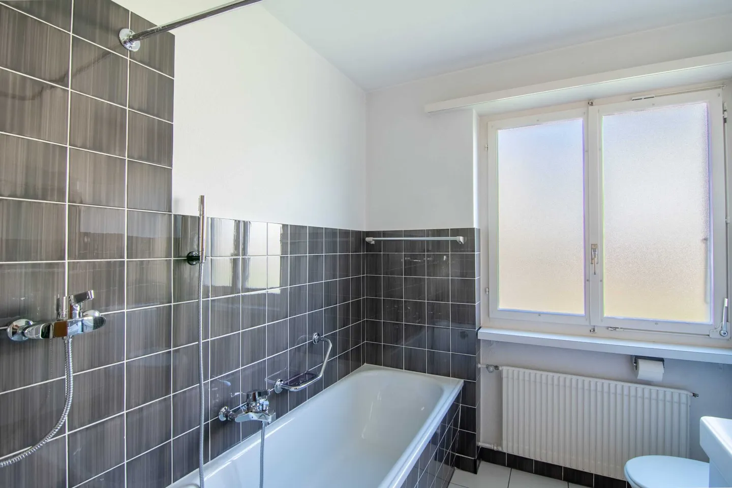 Detached 5.5-room single-family house with large garden, three garages, and plenty of space! - Photo 19 of 29