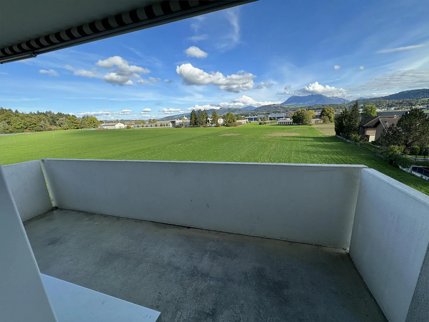Appartement avec vue sur la verdure et les montagnes avec deux balcons - Photo 6 sur 7