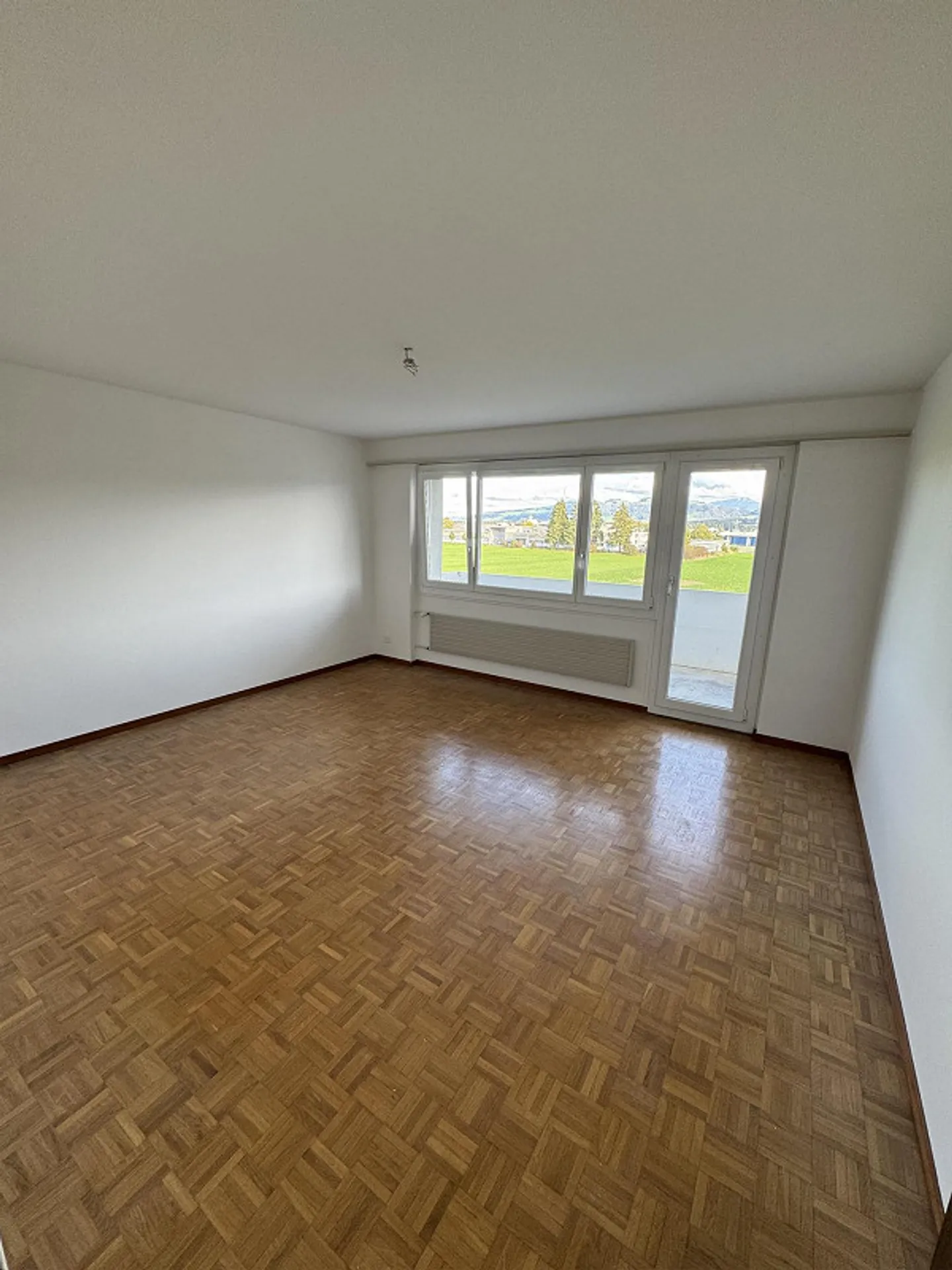 Appartement avec vue sur la verdure et les montagnes avec deux balcons - Photo 5 sur 7