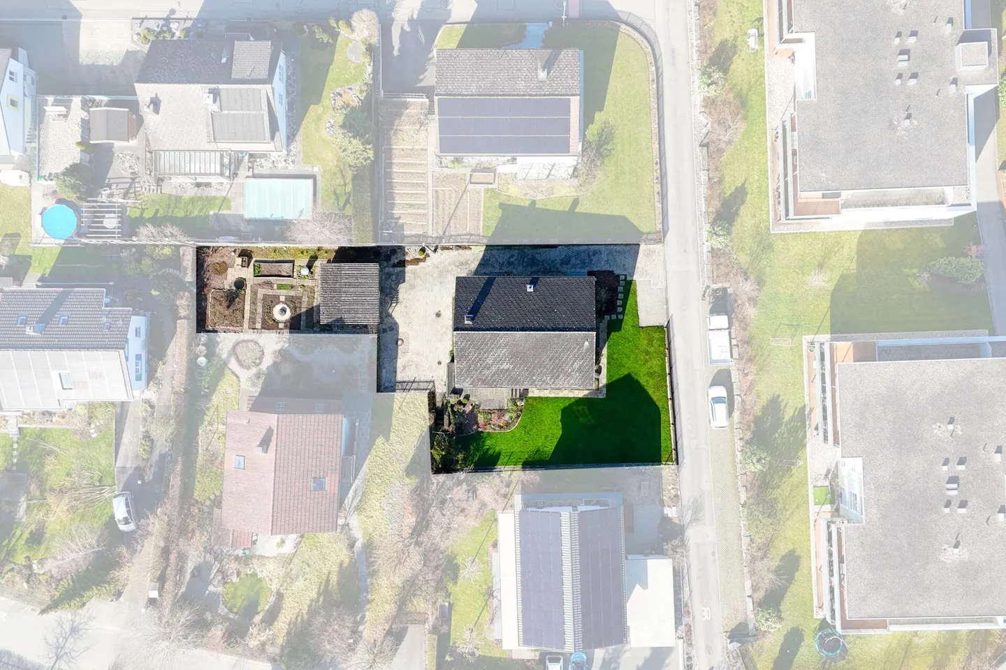 Detached 5.5-room single-family house with large garden, three garages, and plenty of space! - Photo 29 of 29