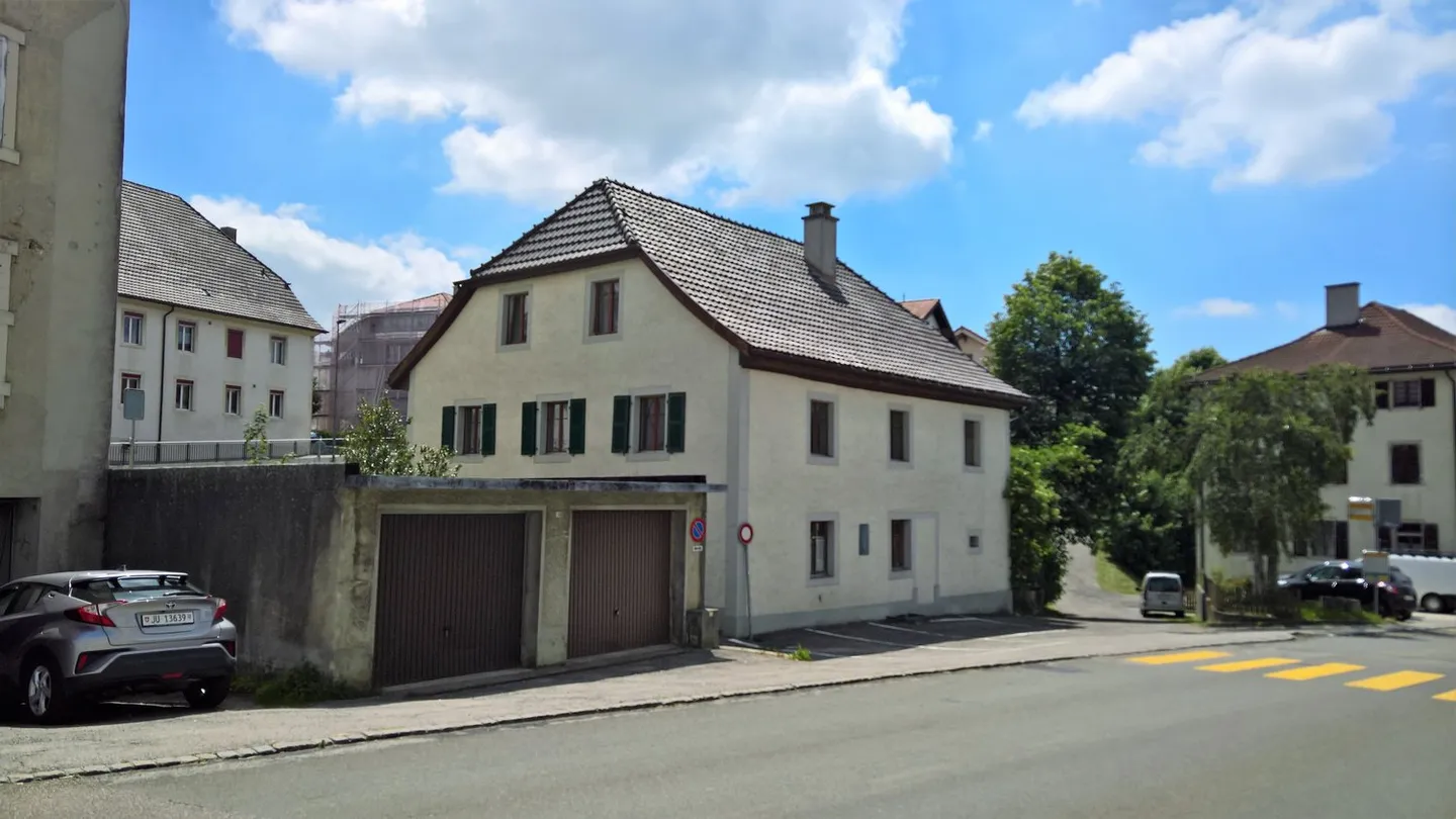 Grande casa con due appartamenti nel centro di Saignelégier - Foto 2 di 51