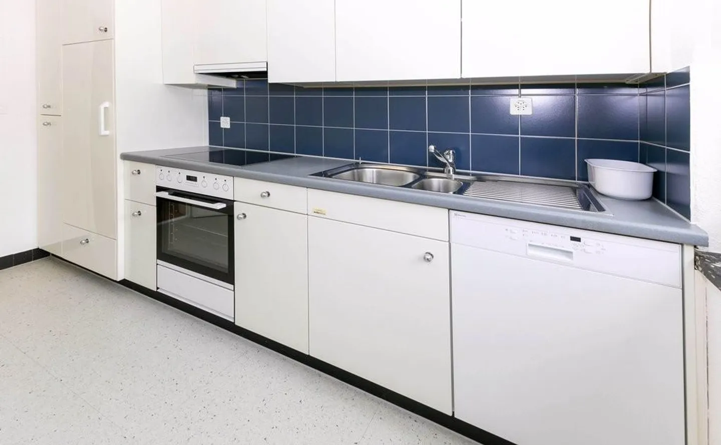 RENT WITHOUT DEPOSIT - Living in a quiet location in Adliswil - Photo 2 of 7
