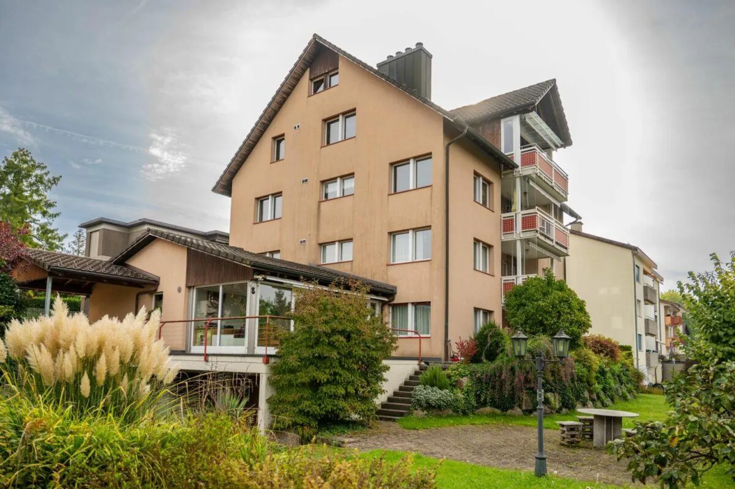 Ampio appartamento mansardato luminoso in una posizione privilegiata con vista panoramica - Foto 1 di 15