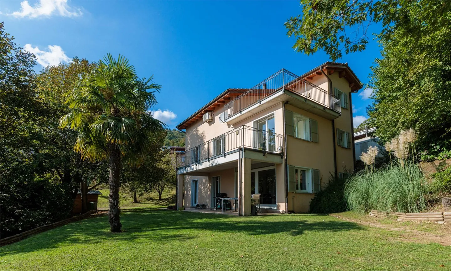 SPLENDID VILLA WITH LAKE VIEW 7.5 ROOMS IN THE GREEN IN NEGGIO - Photo 1 of 9