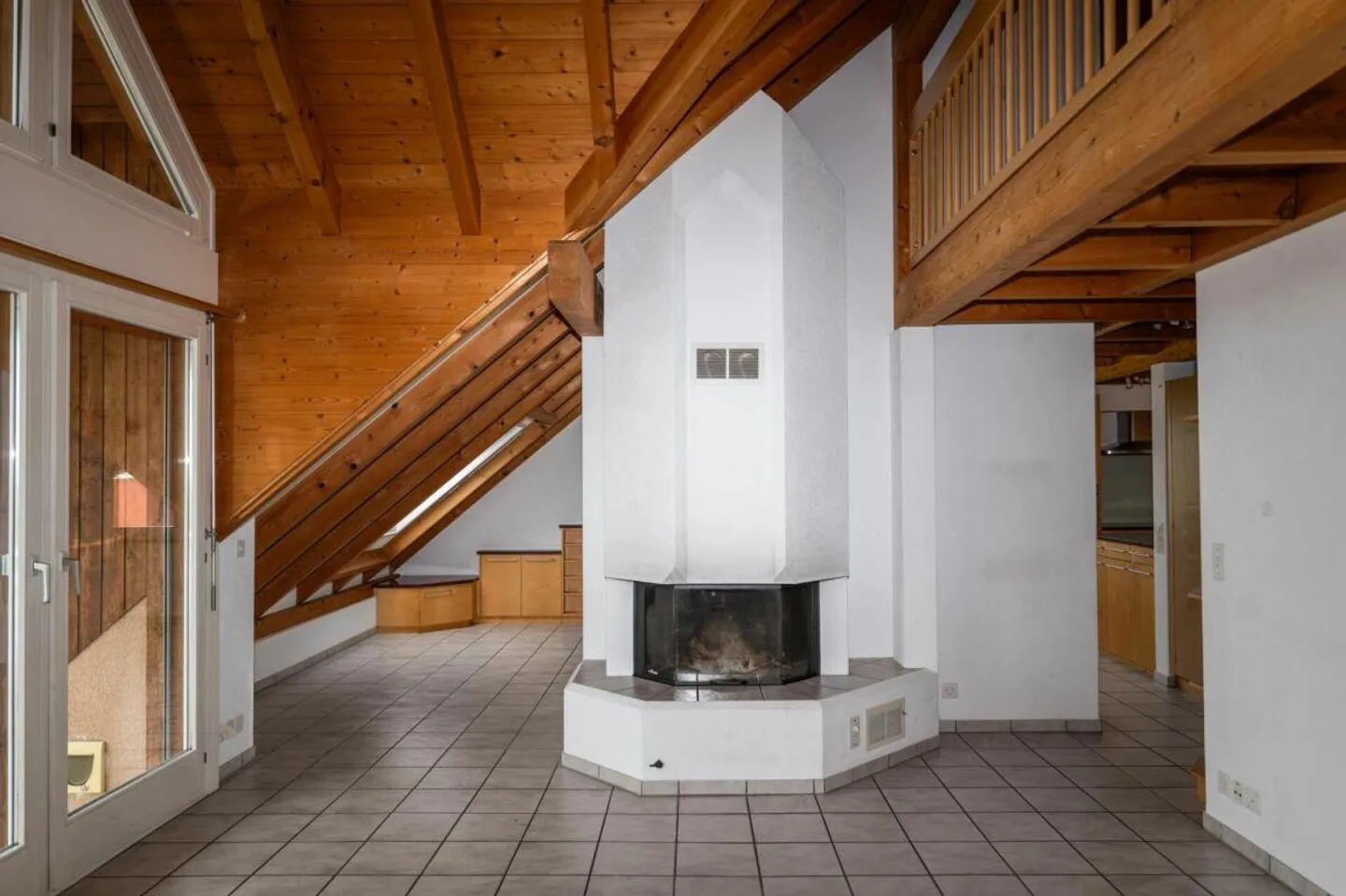 Ampio appartamento mansardato luminoso in una posizione privilegiata con vista panoramica - Foto 7 di 15