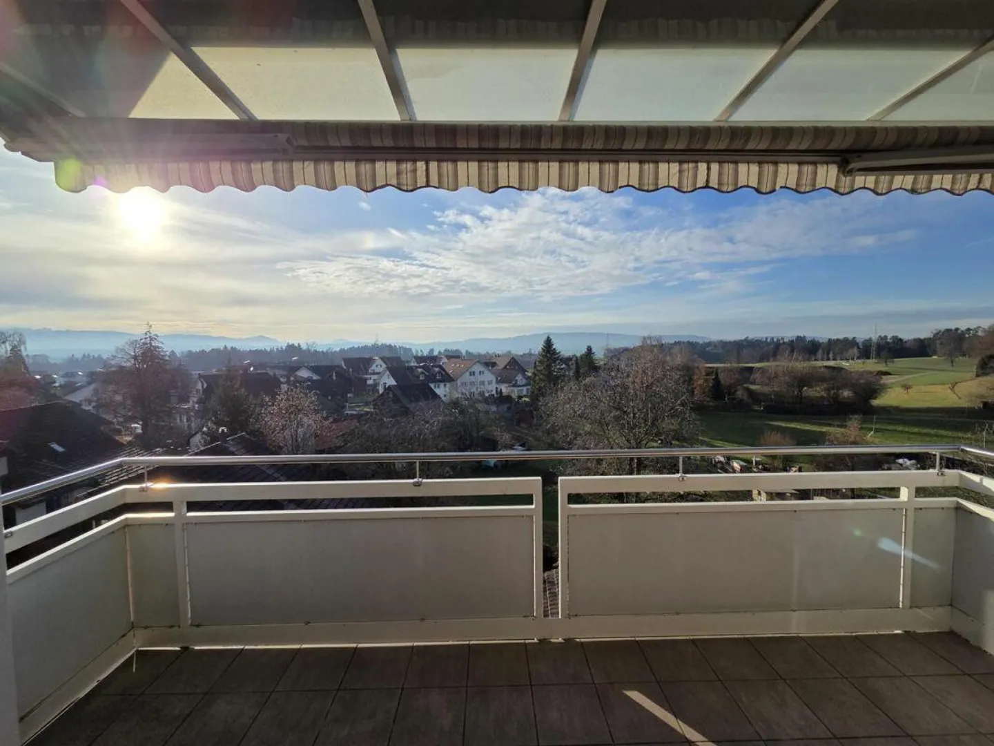 Ampio appartamento mansardato luminoso in una posizione privilegiata con vista panoramica - Foto 3 di 15