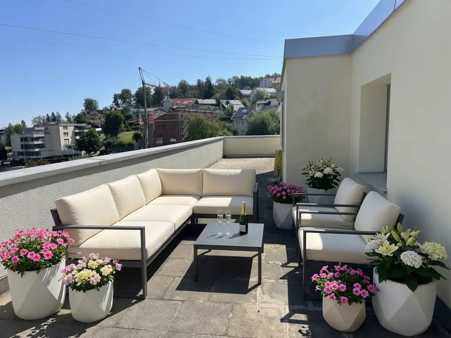 Chic 2½-room penthouse with large terrace & panoramic view in Grub AR - Photo 4 of 11