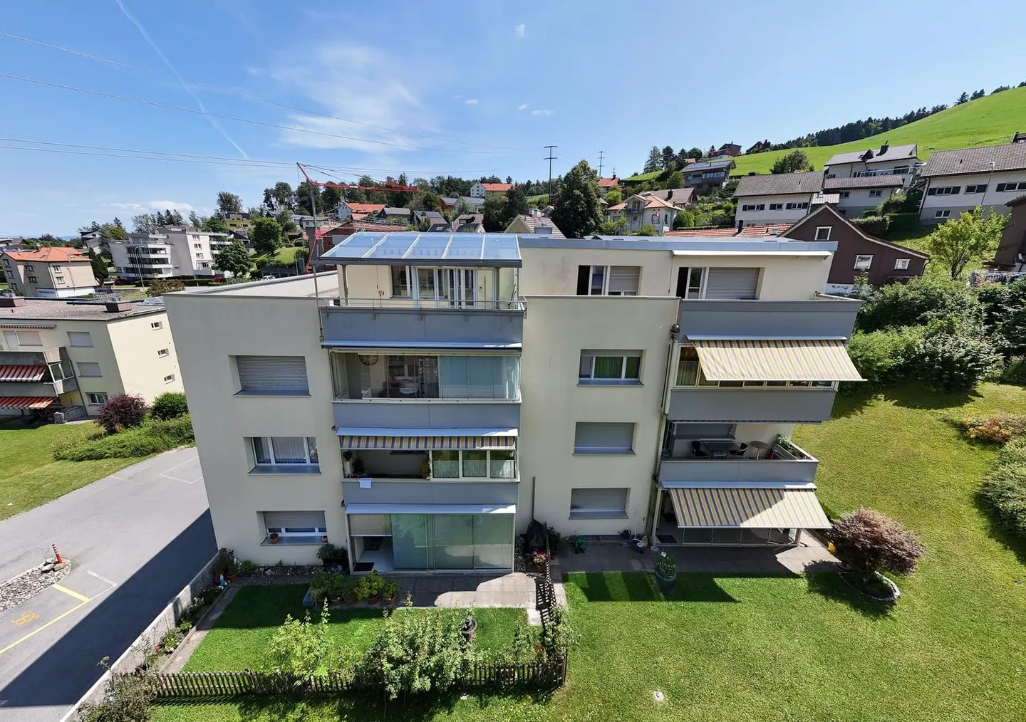 Chic 2½-room penthouse with large terrace & panoramic view in Grub AR - Photo 2 of 11
