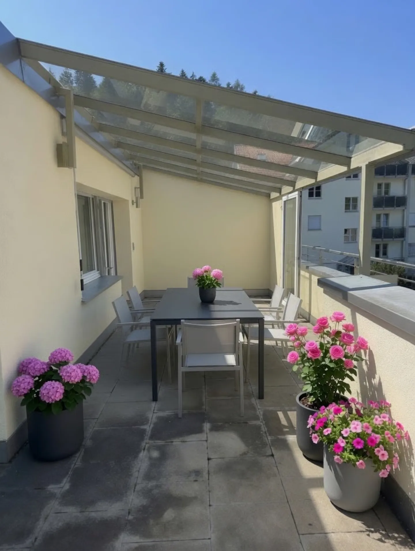 Chic 2½-room penthouse with large terrace & panoramic view in Grub AR - Photo 3 of 11