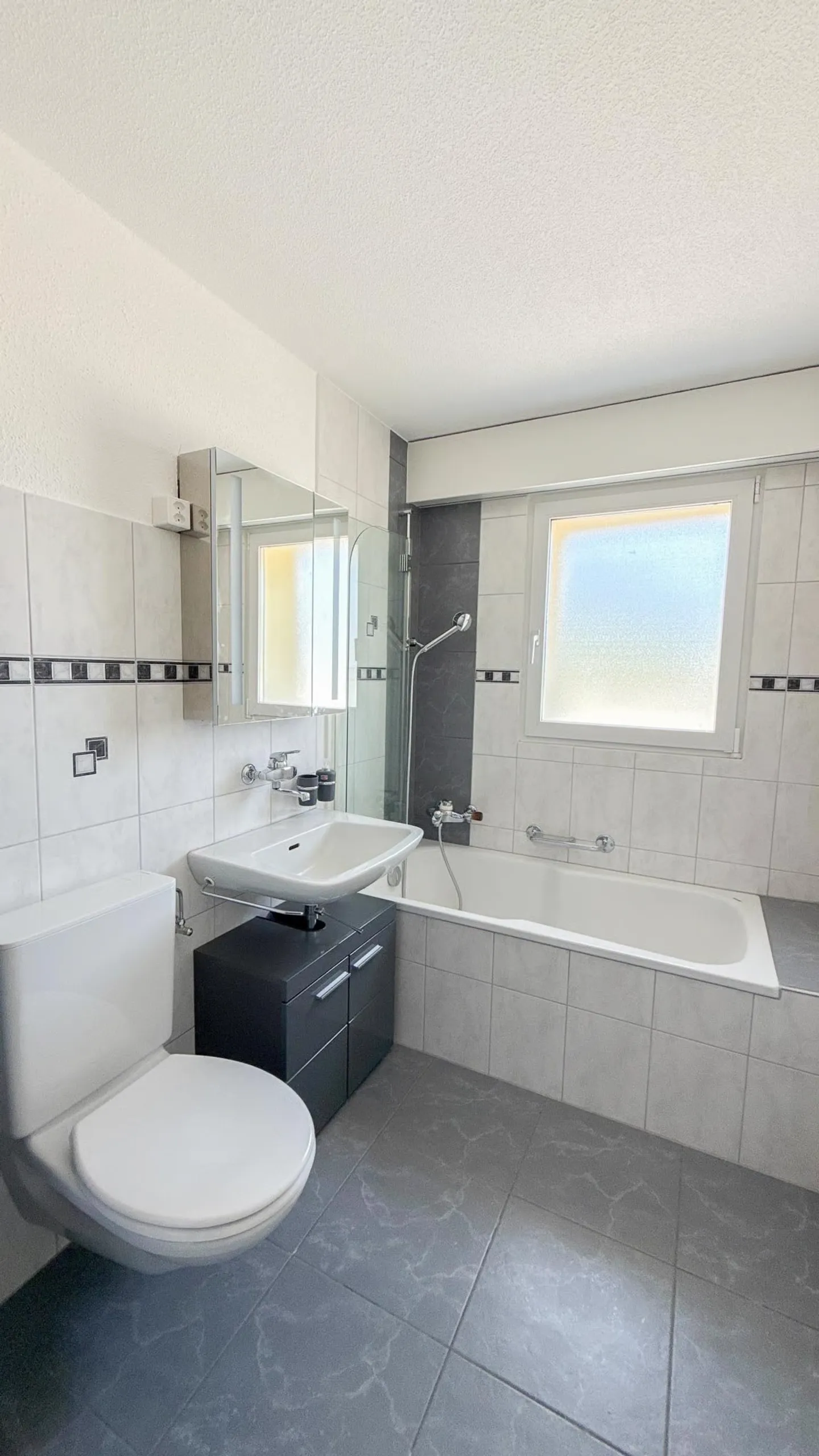 Chic 2½-room penthouse with large terrace & panoramic view in Grub AR - Photo 10 of 11