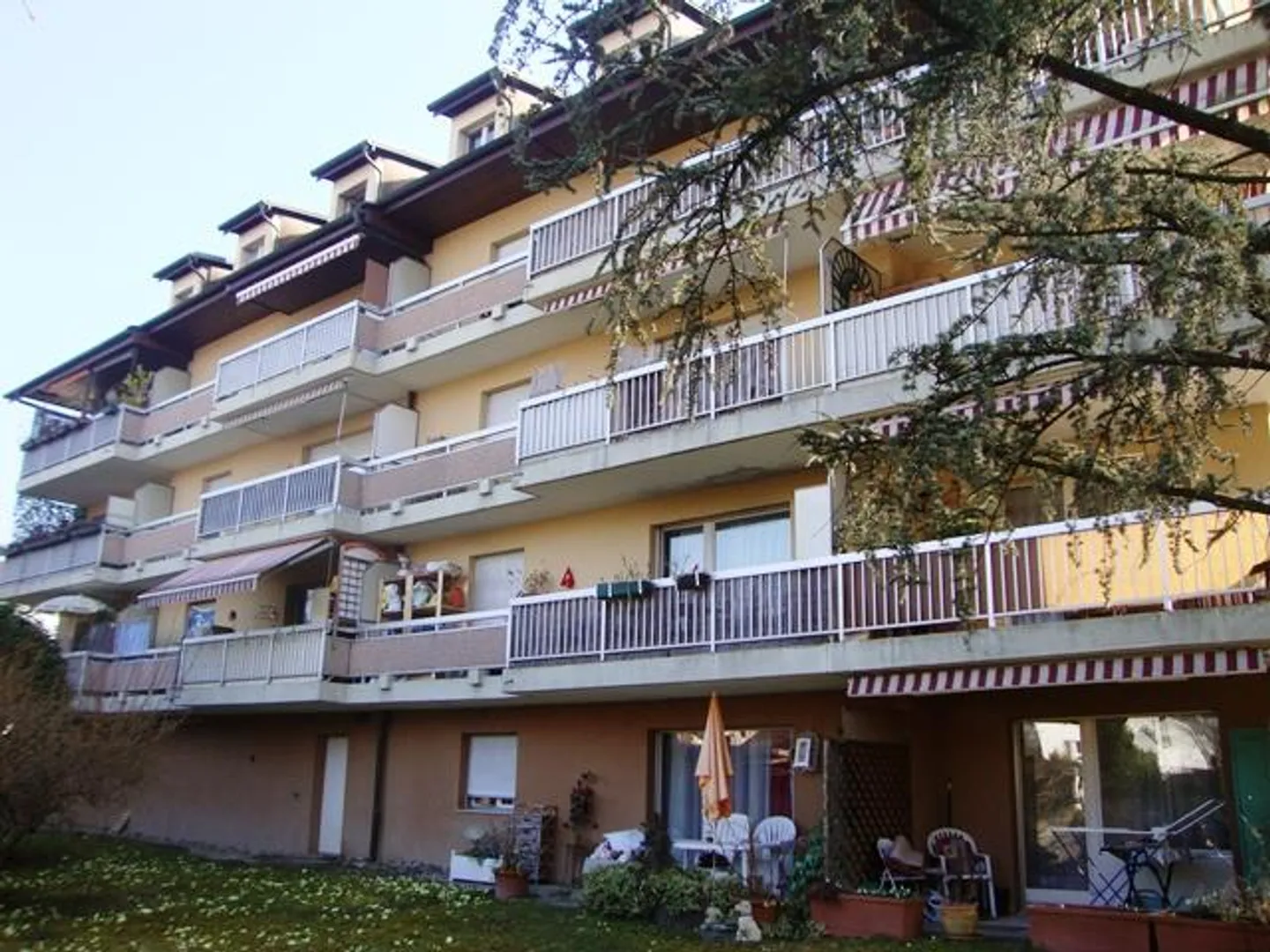 Appartement Charmant dans un Quartier Calme - Photo 2 sur 3