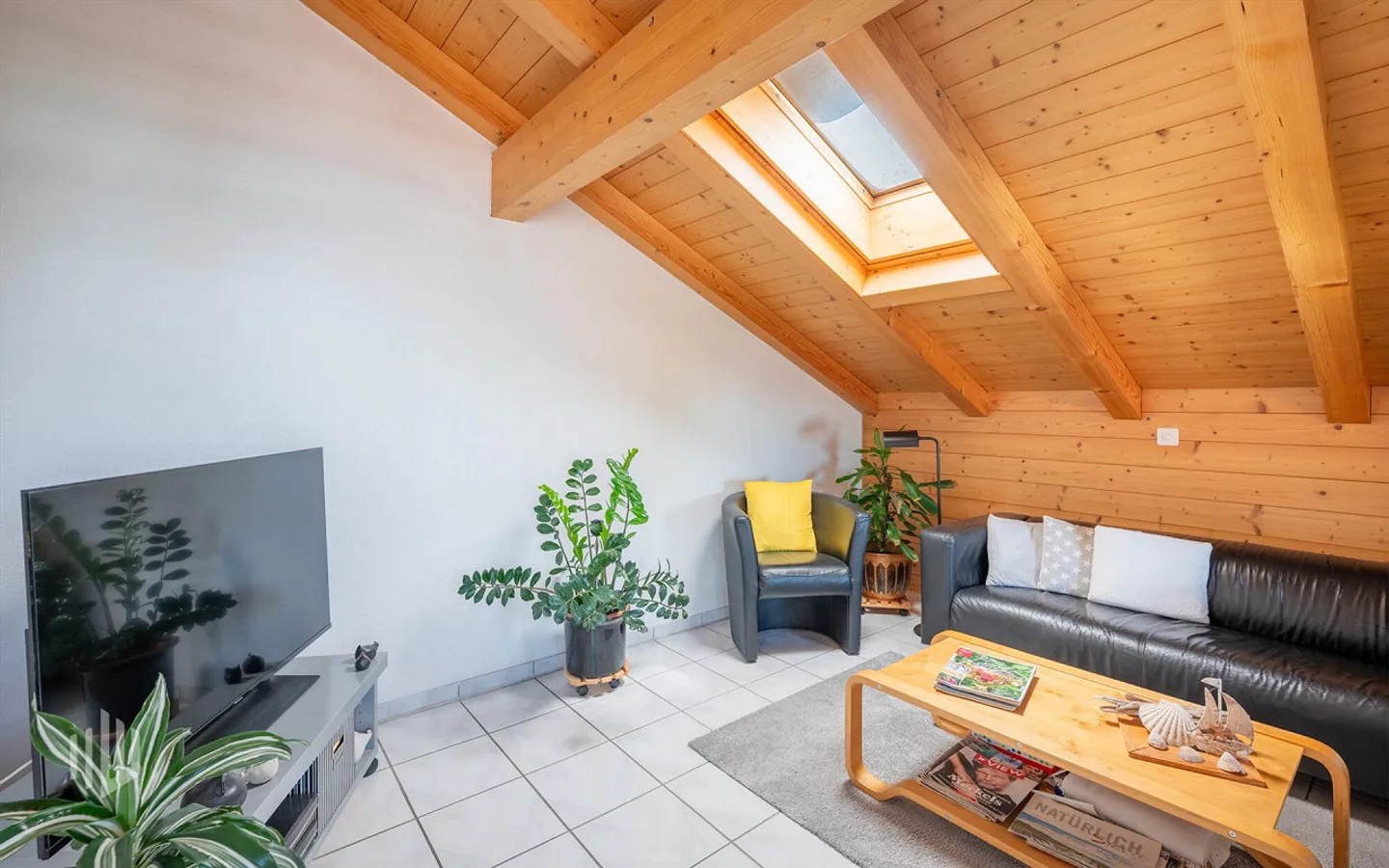 ImmoWyss - Appartement penthouse élégant de 3,5 pièces avec vue sur le lac et les montagnes - Photo 3 sur 8