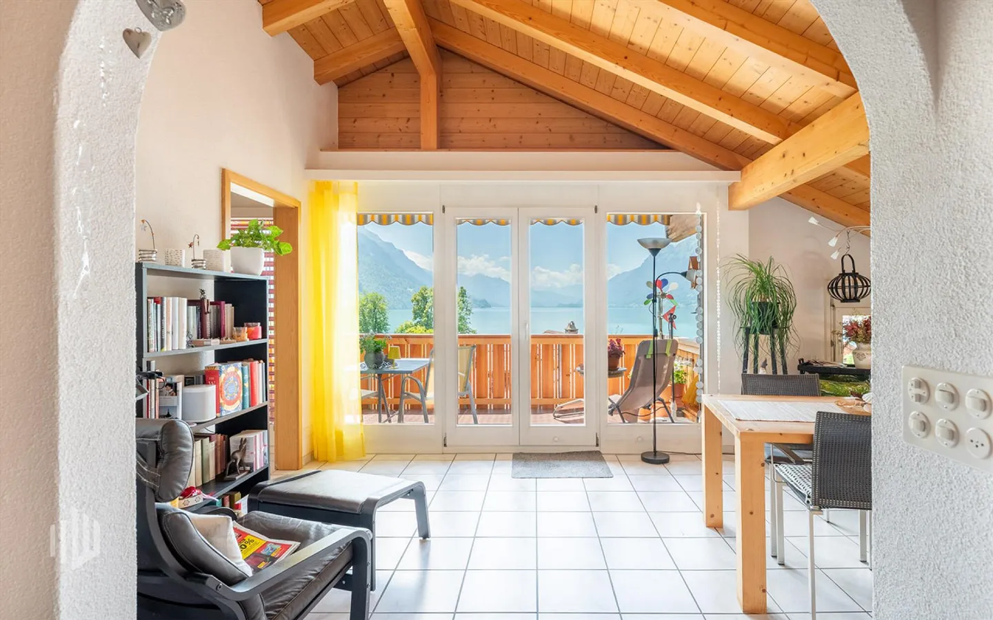 ImmoWyss - Appartement penthouse élégant de 3,5 pièces avec vue sur le lac et les montagnes - Photo 2 sur 8