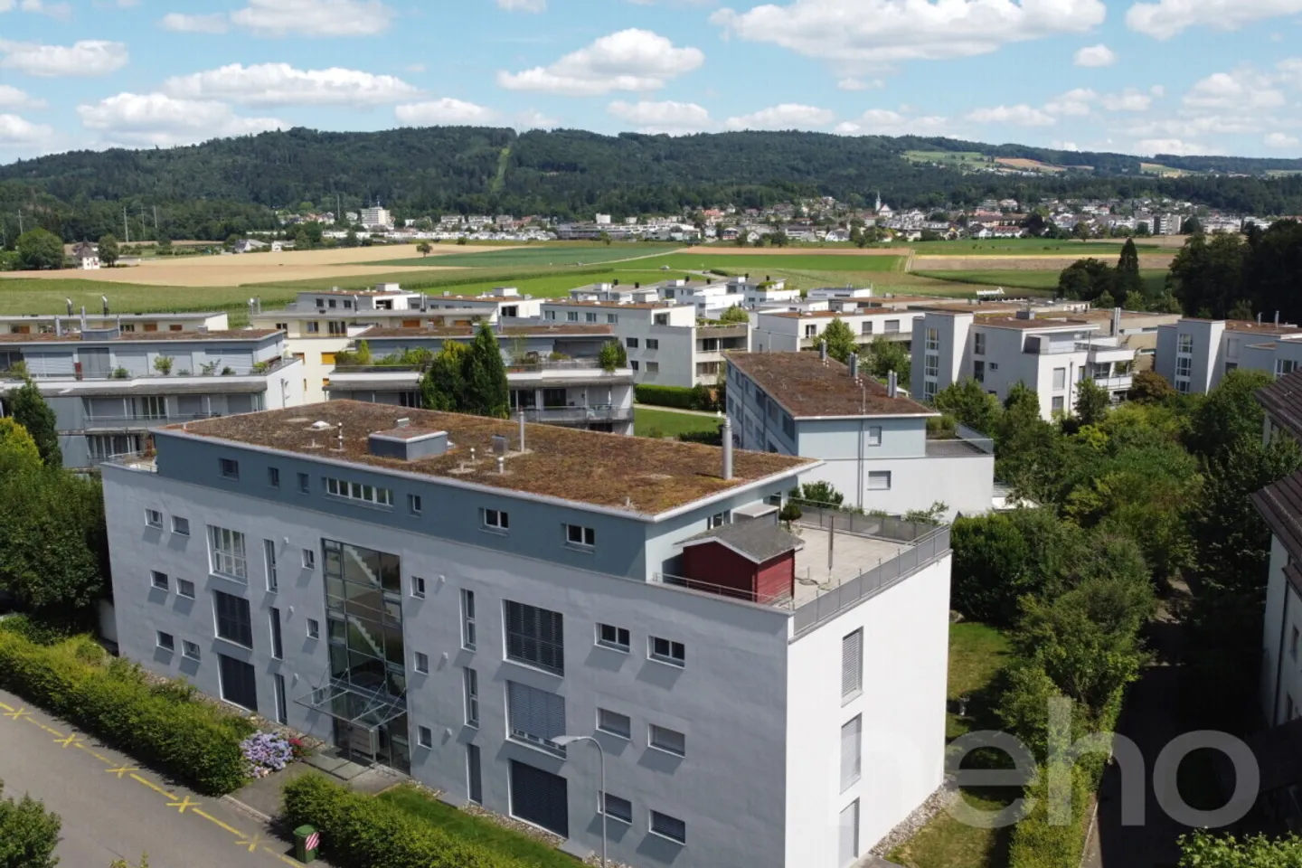 Ampio appartamento attico di 5,5 locali con accesso in ascensore e vista panoramica - Foto 2 di 12